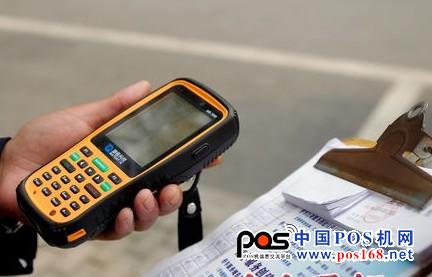 手持POS机不仅能够刷卡收费还可以记录停车情况