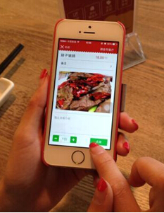 图为白领在用二维火现场点餐。 施佳秀 摄