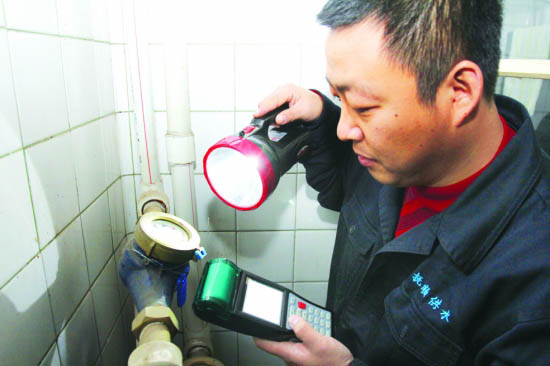 你家水表将安电子标签 抄表员POS机一扫就知用水量 准确方便